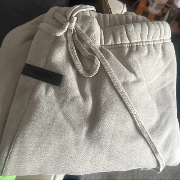 Essentials Sweatpants - Picture 3 of 3